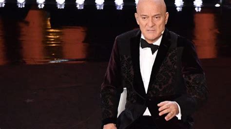 Sanremo 2019: “Sembra un divano”, la giacca di Claudio Bisio è l 